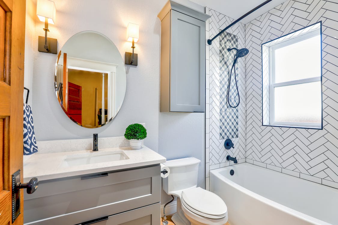 Niebanalne pomysły na dekorację łazienki: Stwórz wyjątkową przestrzeń