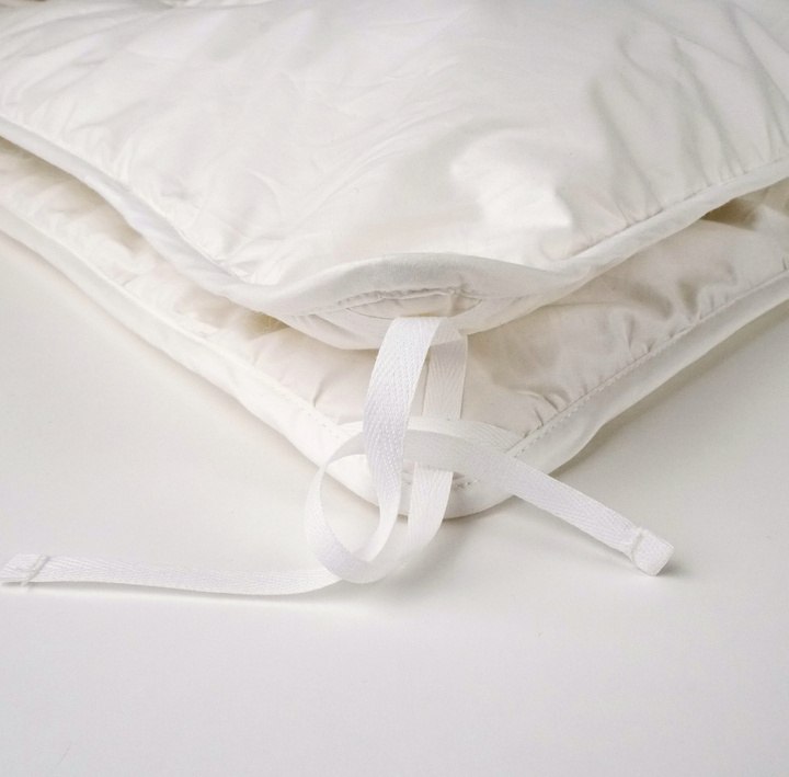 Kołdra dziecięca z wełny alpaki My Alpaca biała lamówka (100% wełna, 100% satyna bawełniana)