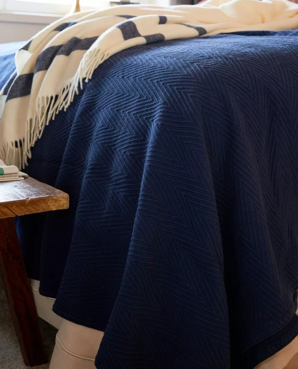 Narzuta bawełniana Lexington Herringbone Hotel Dark Blue