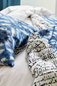 Narzuta satynowa Designers Guild Parket Batik Indigo