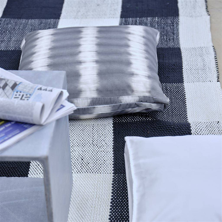 Dywan zewnętrzny Designers Guild Saliya Noir