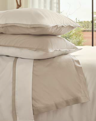 Poszewka satynowa z plisą Bovi Caetano Taupe