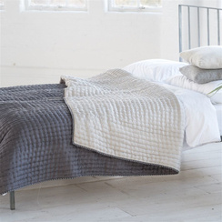 Narzuta jedwabna Designers Guild Chenevard Silver & Slate