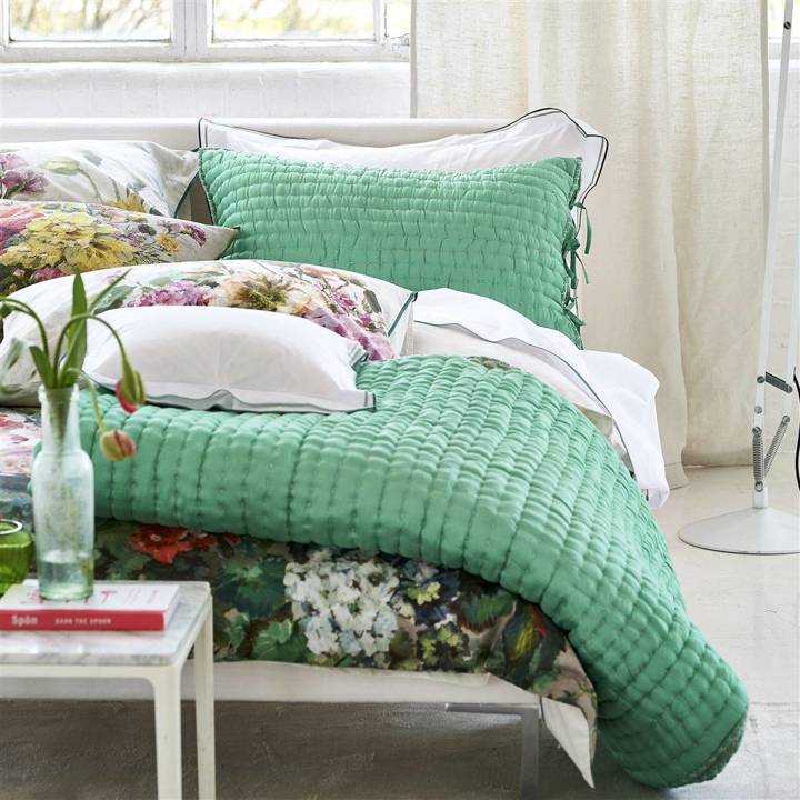 Narzuta jedwabna Designers Guild Chenevard Eau De Nil & Celadon