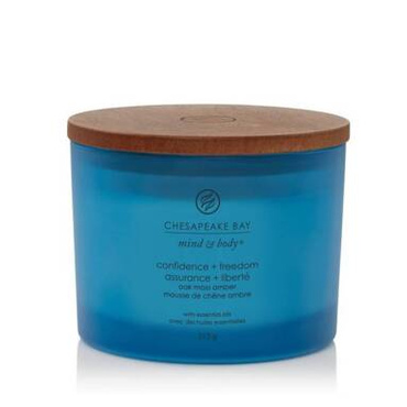 Świeca zapachowa Chesapeake Bay Candles Confidence + Freedom Oak Moss Amber trzy knoty