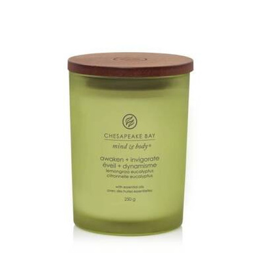 Świeca zapachowa Chesapeake Bay Candles Awaken + Invigorate Lemongrass Eucalyptus średnia